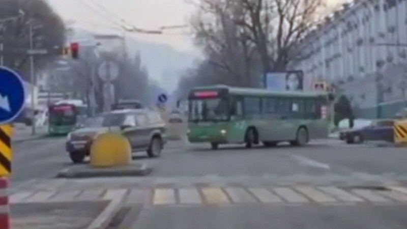Водители пожаловались на неудобный перекресток в центре Алматы